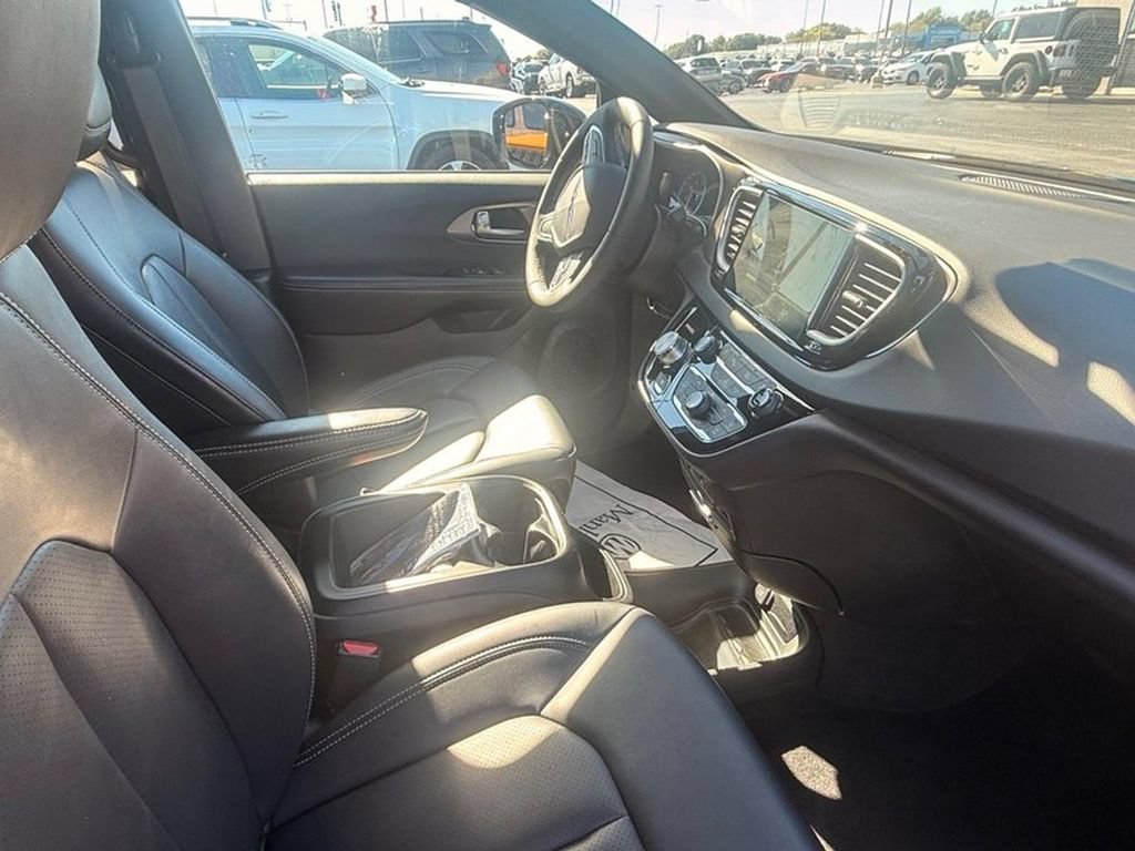 Used 2026 Chrysler Pacifica Select FWD image 7