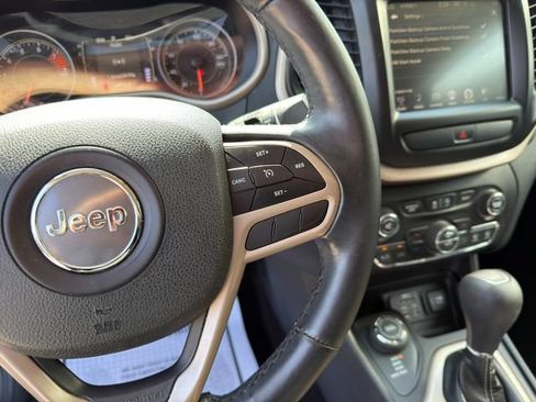 Used 2017 Jeep Cherokee Latitude w/ Comfort/Convenience Group AWD/4WD image 36