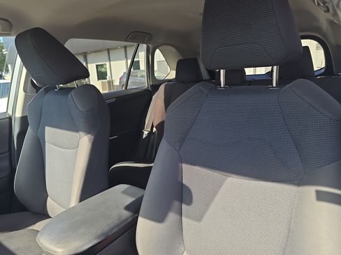 Used 2019 Toyota RAV4 LE FWD image 20