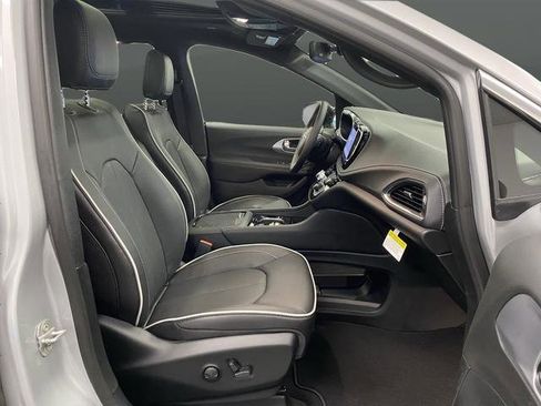 New 2026 Chrysler Pacifica Limited w/ Trailer Tow Group image 33