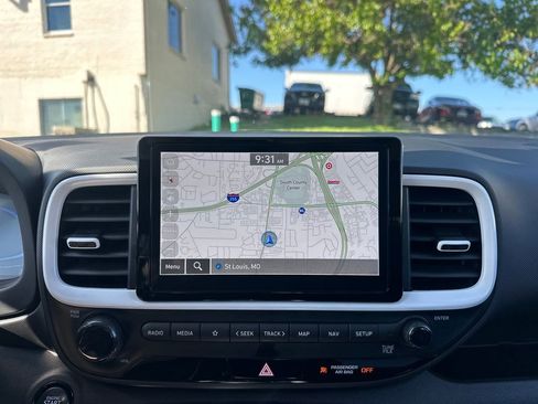 Used 2025 Hyundai Venue Limited FWD image 18