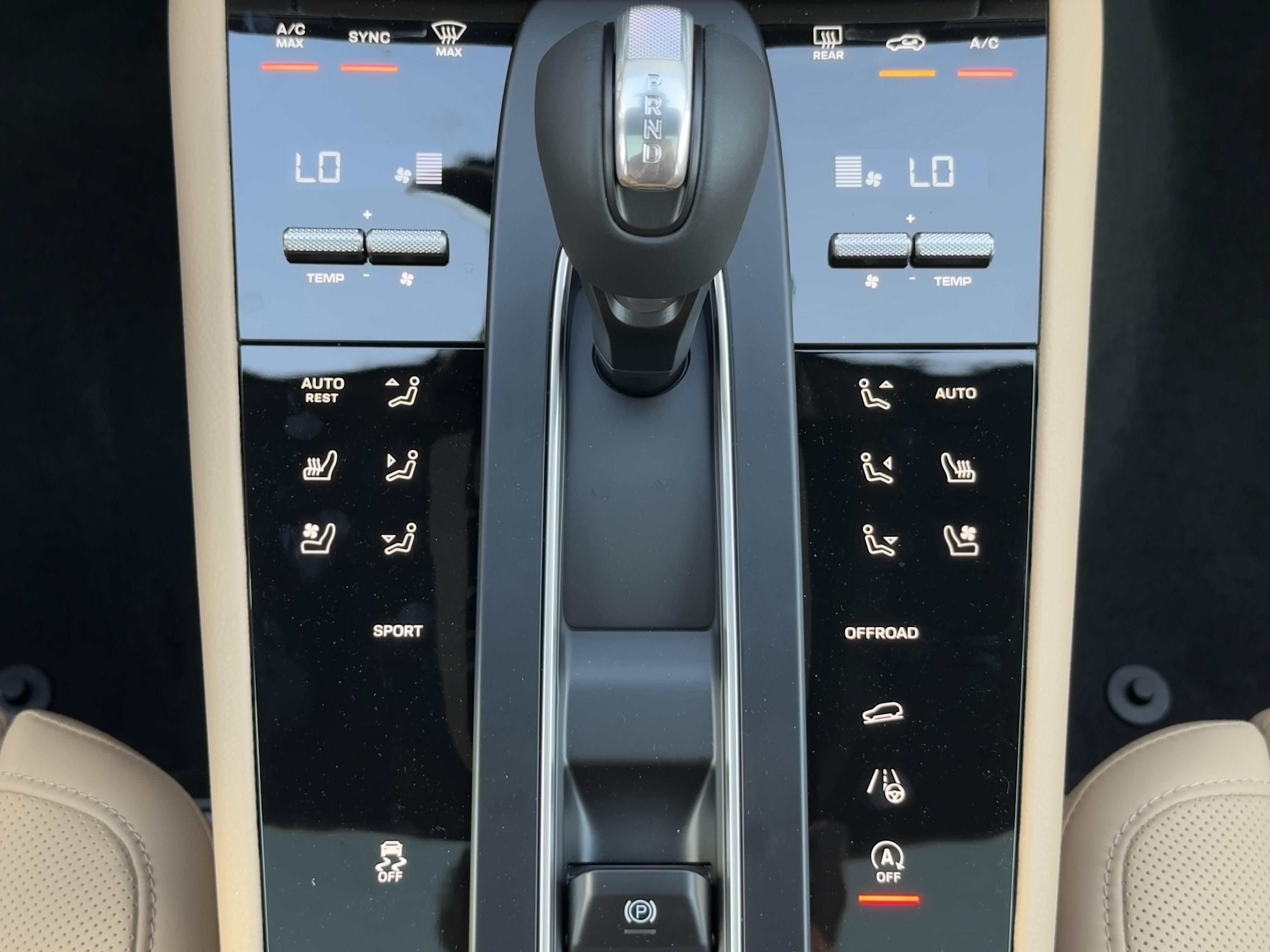 Certified 2025 Porsche Macan AWD/4WD image 25