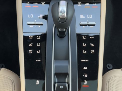 Certified 2025 Porsche Macan AWD/4WD image 25
