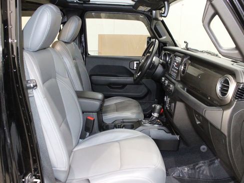 Used 2019 Jeep Wrangler Unlimited Sahara image 10