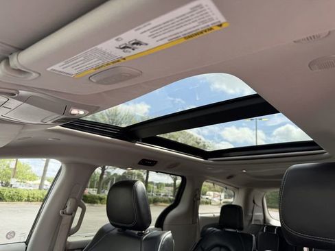 Used 2023 Chrysler Pacifica Limited FWD image 28