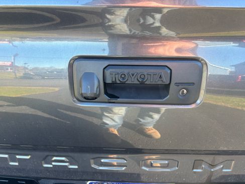 Used 2018 Toyota Tacoma TRD Off-Road image 13