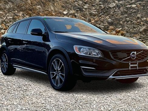 Used 2016 Volvo V60 T5 Cross Country w/ Climate Package image 9