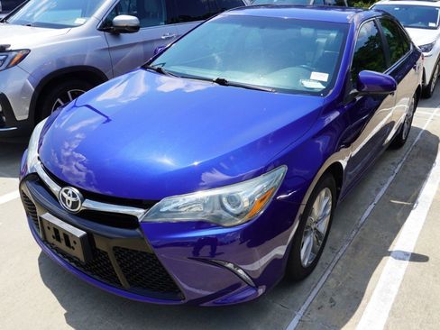 Used 2015 Toyota Camry SE FWD image 1
