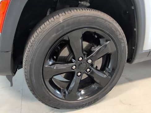 Used 2025 Jeep Grand Cherokee Altitude AWD/4WD image 9