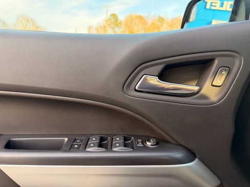 Used 2022 Chevrolet Colorado LT w/ LT Convenience Package image 4