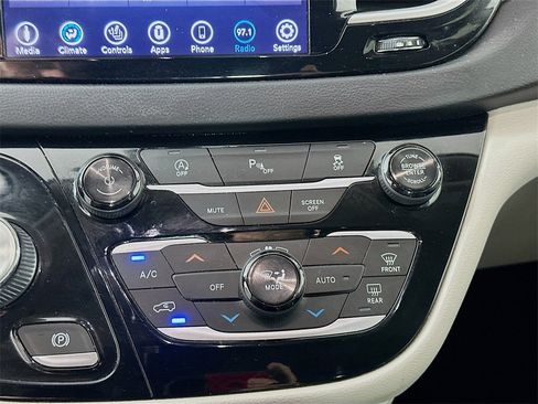 Used 2018 Chrysler Pacifica Touring-L w/ Premium Audio Group image 15