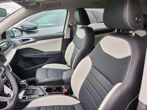 New 2025 Volkswagen Taos SEL image 9