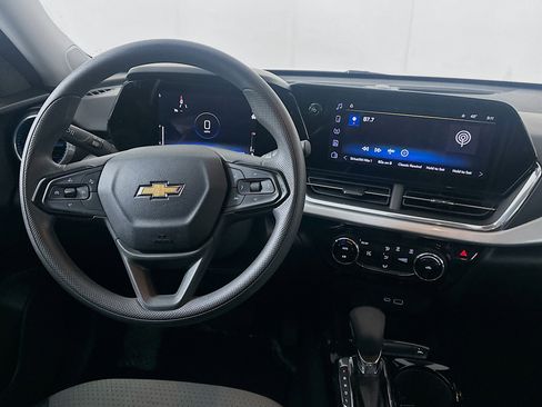 Used 2025 Chevrolet Trax LT image 18