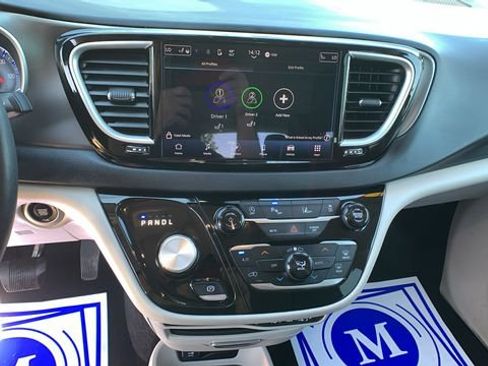 Used 2023 Chrysler Pacifica Touring-L FWD image 13