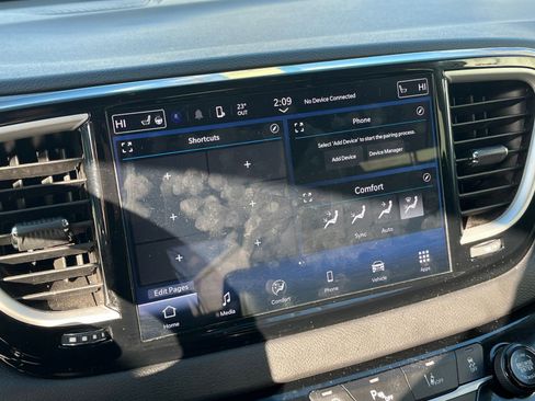 Used 2024 Chrysler Pacifica Touring-L image 21