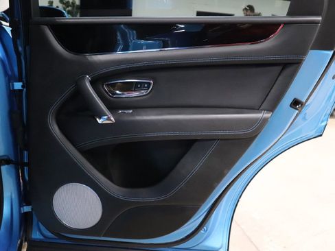 Used 2019 Bentley Bentayga image 22