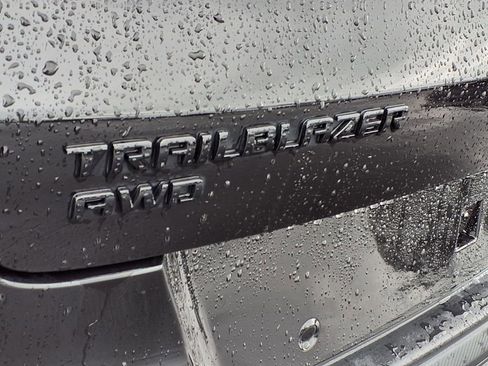 Used 2023 Chevrolet TrailBlazer RS w/ Sun and Liftgate Package AWD/4WD image 3