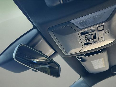 Used 2022 Toyota RAV4 SE image 5