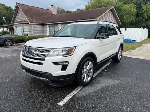 Used 2018 Ford Explorer XLT w/ Equipment Group 202A FWD image 3
