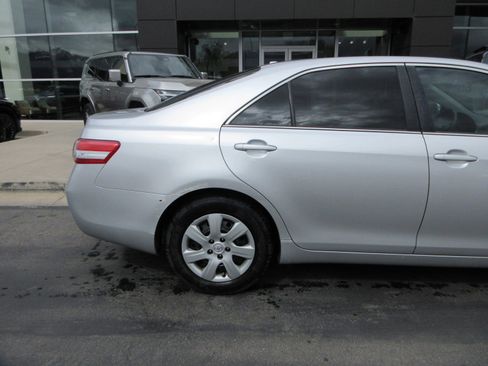 Used 2010 Toyota Camry LE image 11