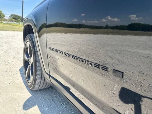 Used 2023 Jeep Grand Cherokee Altitude AWD/4WD image 8