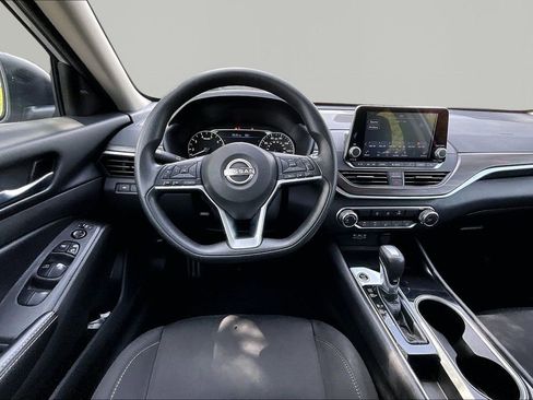 Used 2024 Nissan Altima 2.5 SV FWD image 9