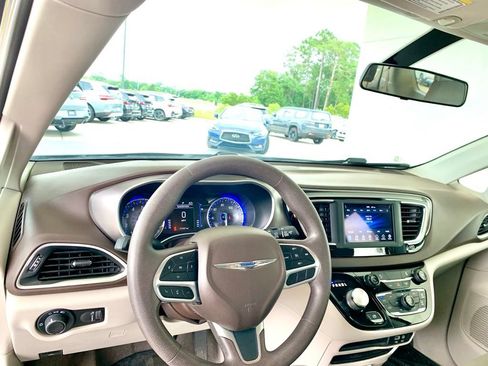 Used 2020 Chrysler Voyager L FWD image 11