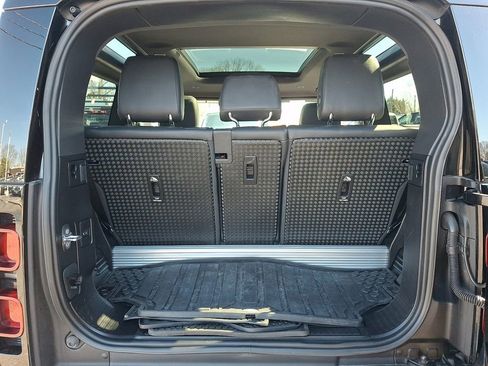Used 2023 Land Rover Defender 90 S image 32
