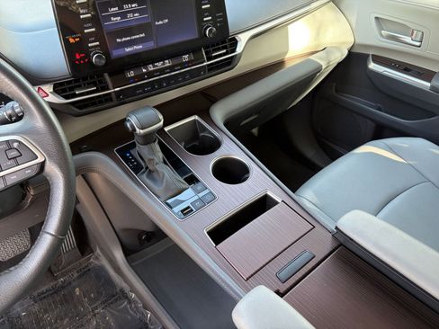 Used 2024 Toyota Sienna XLE image 40