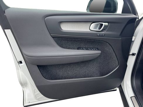 Certified 2025 Volvo XC40 B5 Plus AWD/4WD image 12