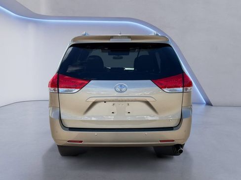 Used 2013 Toyota Sienna XLE w/ Premium Pkg image 4