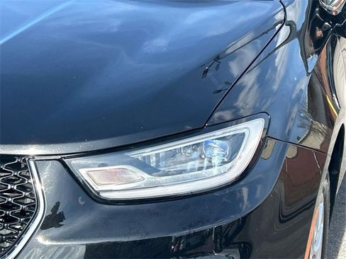 Used 2024 Chrysler Pacifica Touring-L image 9