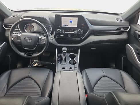 Used 2023 Toyota Highlander XSE FWD image 9