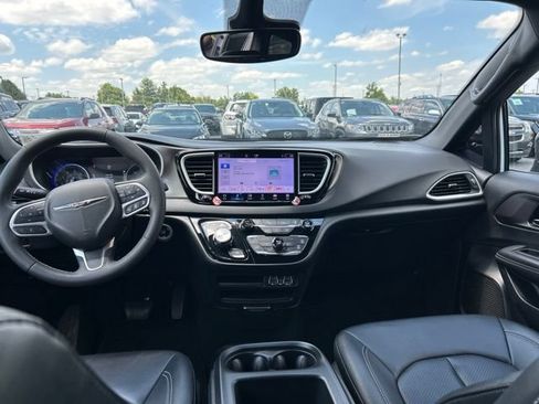 Used 2025 Chrysler Pacifica Select FWD image 5
