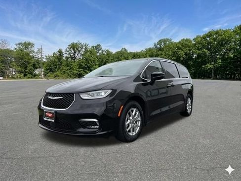 Used 2024 Chrysler Pacifica Touring-L FWD image 4