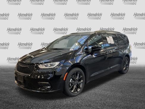 Used 2025 Chrysler Pacifica Limited FWD image 6