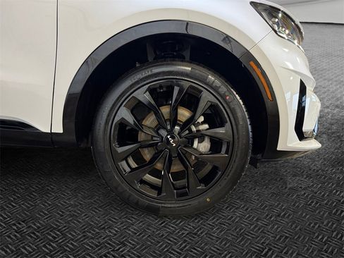 Certified 2023 Kia Sorento SX image 11