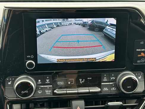 Used 2023 Toyota Highlander XLE image 24