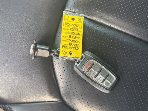 Used 2023 Chrysler Pacifica Touring-L FWD image 34