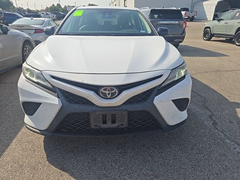 Used 2019 Toyota Camry SE FWD image 2