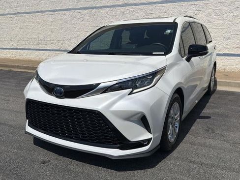 Used 2023 Toyota Sienna XSE AWD/4WD image 3