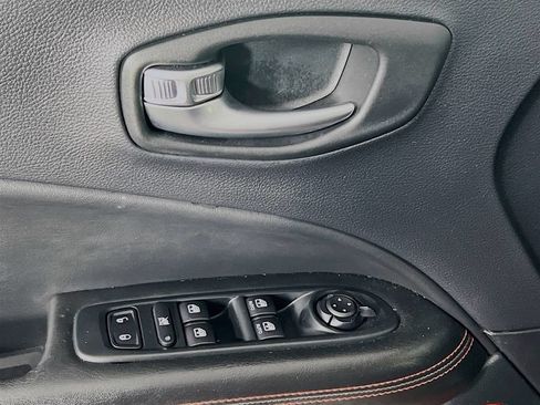 Used 2019 Jeep Compass Trailhawk w/ Cold Weather Group AWD/4WD image 26