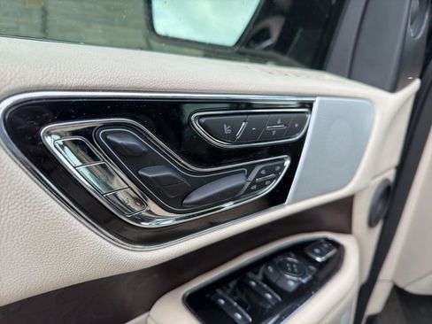Used 2019 Lincoln Navigator Reserve image 19