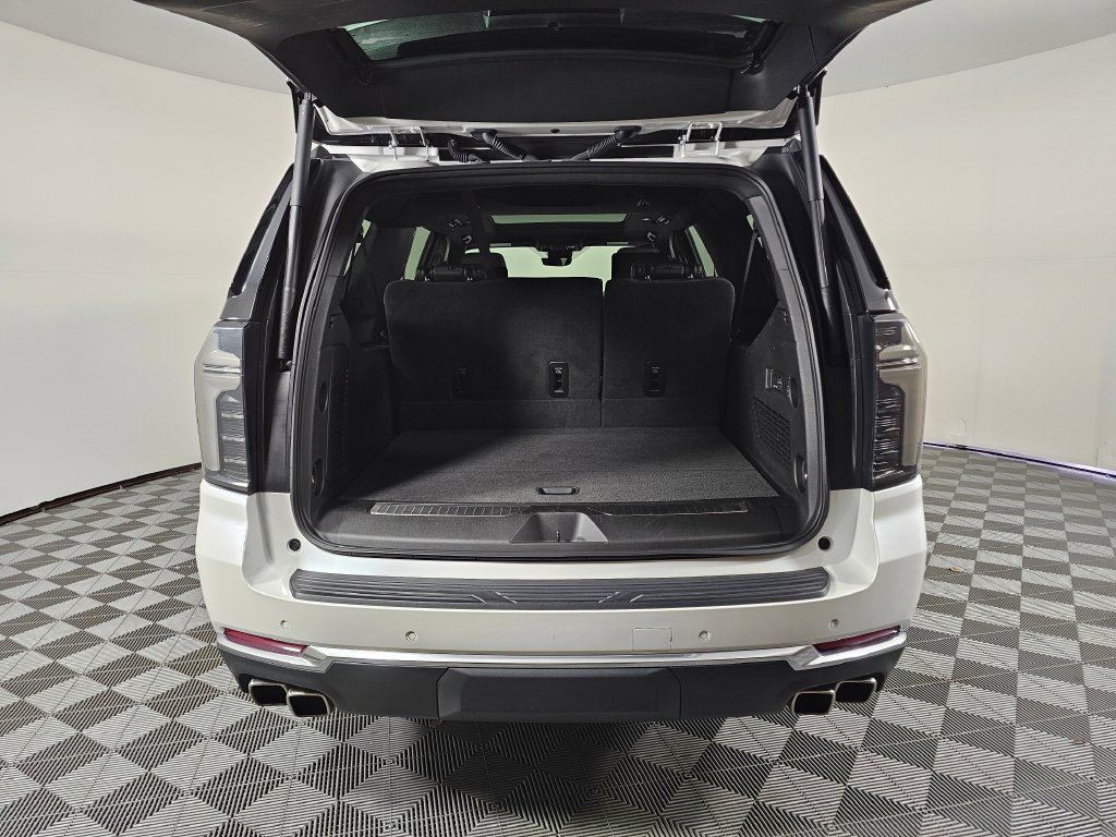 Used 2025 Chevrolet Suburban High Country AWD/4WD image 17