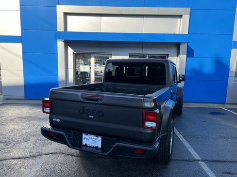 Used 2023 Jeep Gladiator Sport image 8
