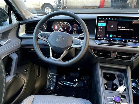 New 2025 Volkswagen Tiguan SE image 4