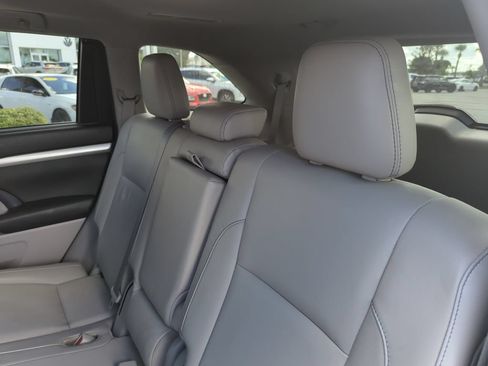 Used 2017 Toyota Highlander XLE FWD image 30