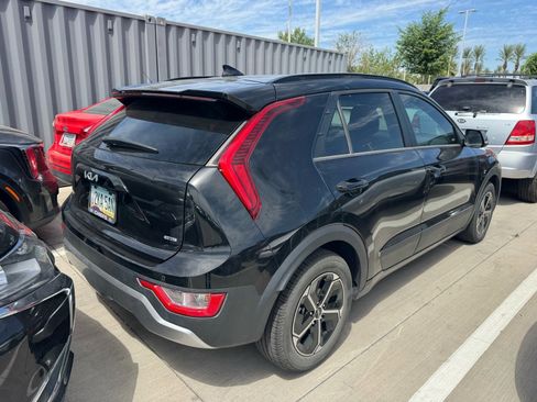Used 2023 Kia Niro EX FWD image 4