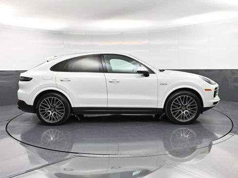 Certified 2022 Porsche Cayenne E-Hybrid Coupe image 9