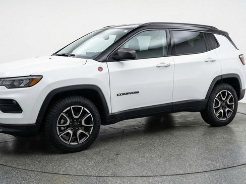 Used 2025 Jeep Compass Trailhawk AWD/4WD image 3